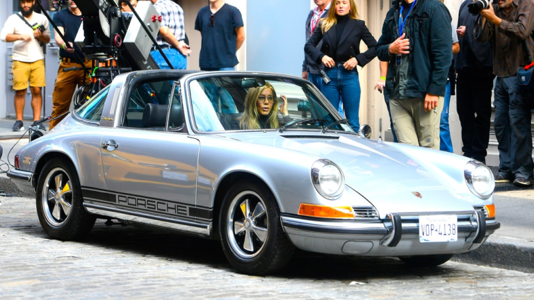 The Porsche 911 that Jennifer Aniston drives on The Morning Show! it is delicious