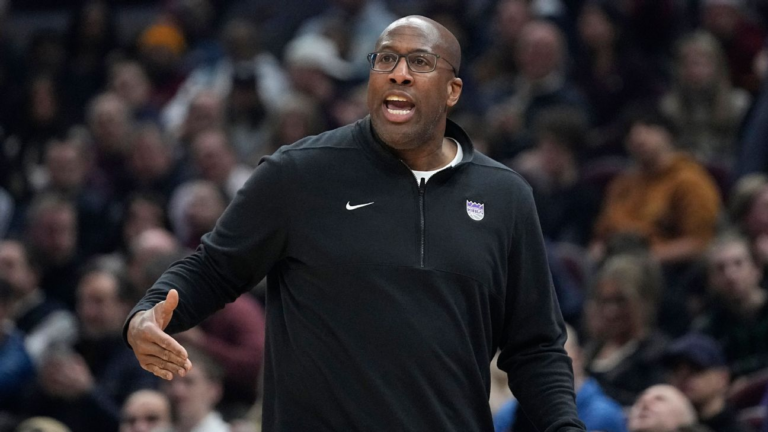 New York Knicks officially hire Mike Brown as head coach
