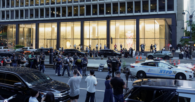 Gunman who killed 4 at Manhattan office building was targeting NFL headquarters, mayor says