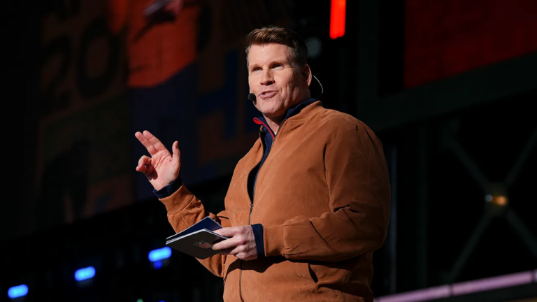 Scott Hanson says he’s ‘fired up’ to continue hosting NFL RedZone