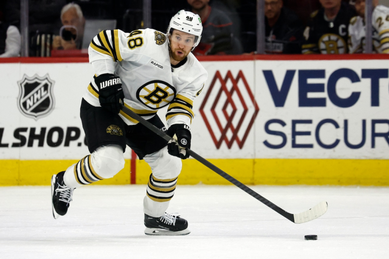 NHL rumors: Ex-Bruins defenseman, Mass. native signs PTO with Blackhawks