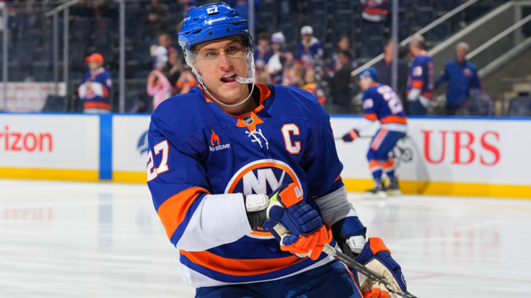 NHL Status Report: Lee out 1-2 weeks for Islanders with upper-body injury