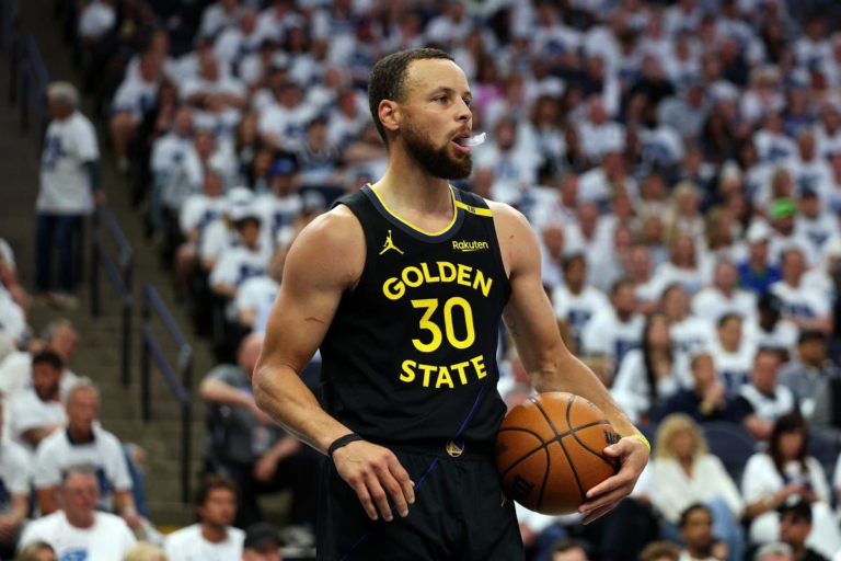 Warriors Star Stephen Curry Puts NBA on Notice
