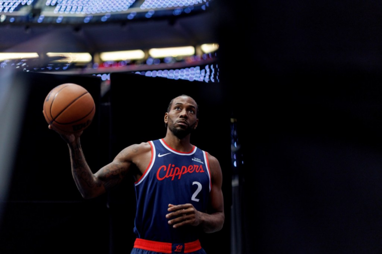 Clippers rarity: Leonard in the gym at the start of training camp