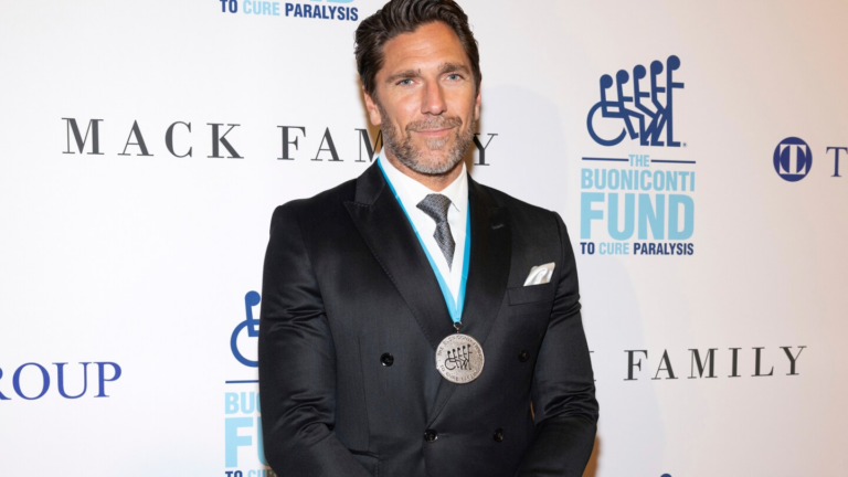 Henrik Lundqvist and Wayne Gretzky re-sign multiyear deals with TNT Sports