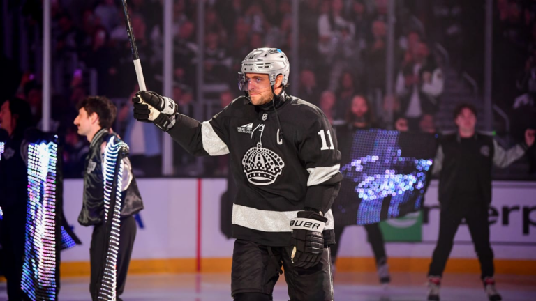 Kopitar receives loud ovation from Kings fans before final home opener