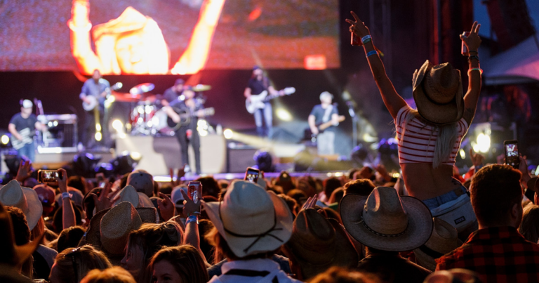 Luke Combs Announces International Tour for 2026