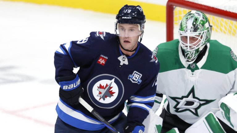 Jonathan Toews returns after two years, gets huge welcome