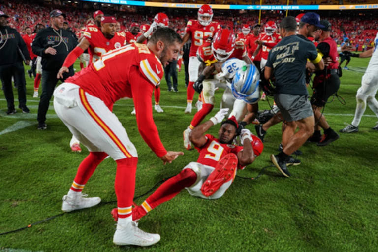 Lions DB gives Chiefs WR a ‘pie face’ shove after snubbing Patrick Mahomes