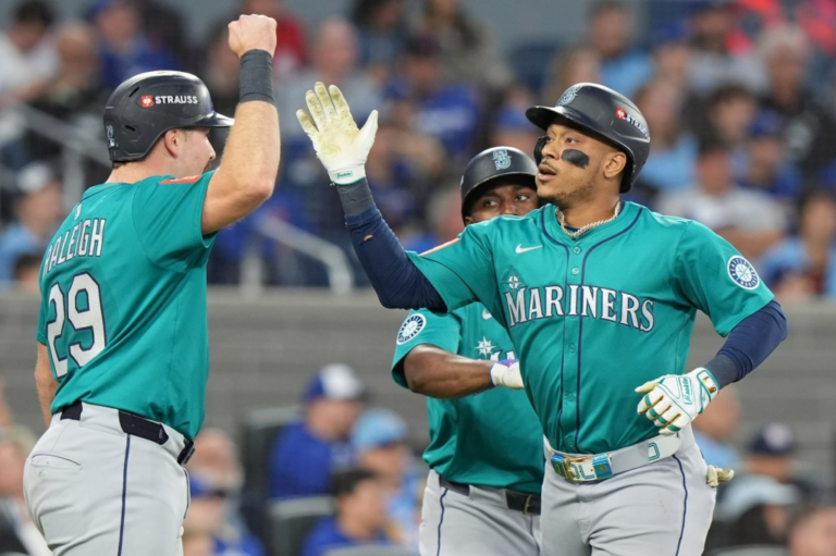 ALCS: Mariners homer their way past Blue Jays for 2-0 series lead