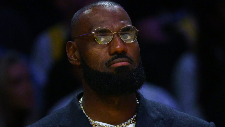 LeBron James, lesionado, mira a los Lakers perder el juego inaugural