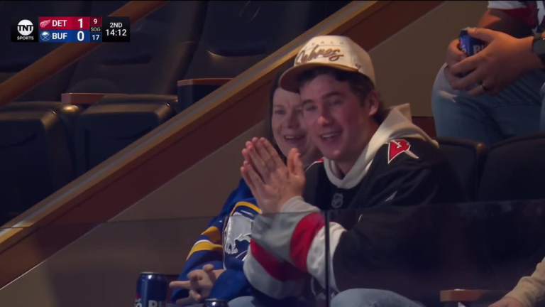 Ellis’ family has priceless reaction to goalie’s 2 breakaway saves in debut