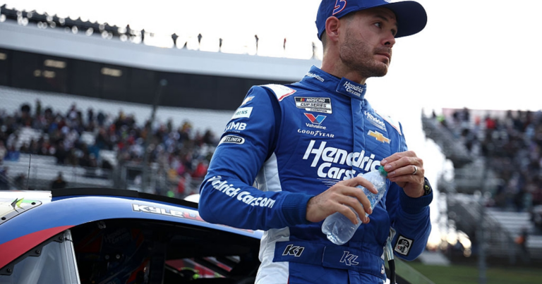 Larson snatches final Championship 4 spot at Martinsville