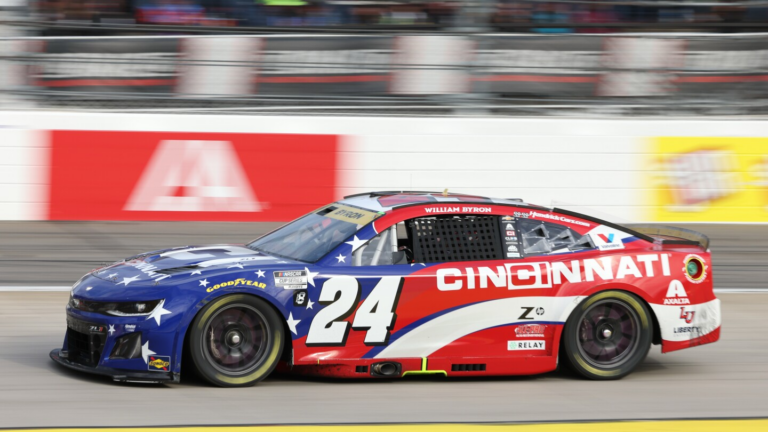 William Byron bumps Ryan Blaney aside for Martinsville victory, Championship 4 berth