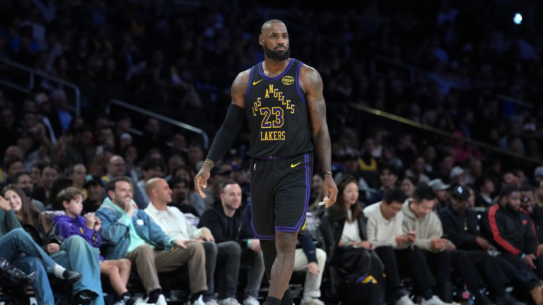 LeBron James makes life easy for Lakers, puts up 12-assist double-double in return, sparking win vs. Jazz