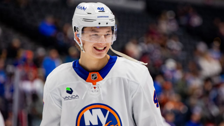 Trophy Tracker: Schaefer of Islanders top choice for Calder as rookie of year