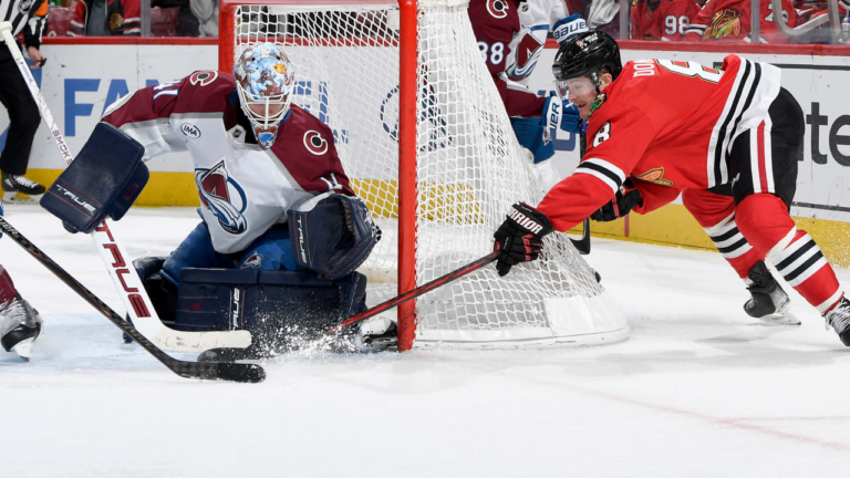 Wedgewood makes 22 saves, Avalanche shut out Blackhawks for 9th straight win