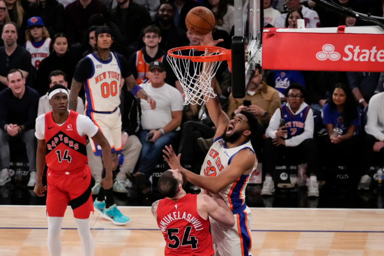 Knicks put up another 40-point quarter in 18-point rout of Raptors