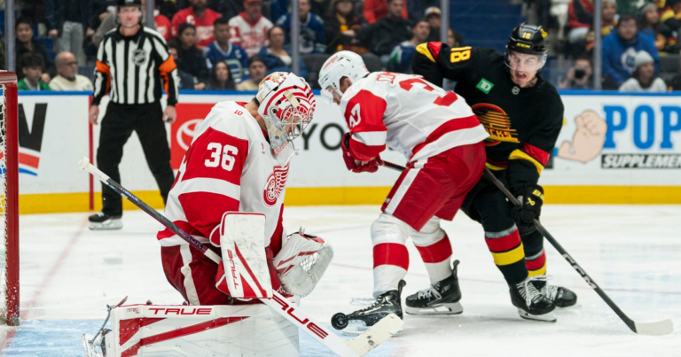Detroit Red Wings blank Vancouver Canucks 4-0