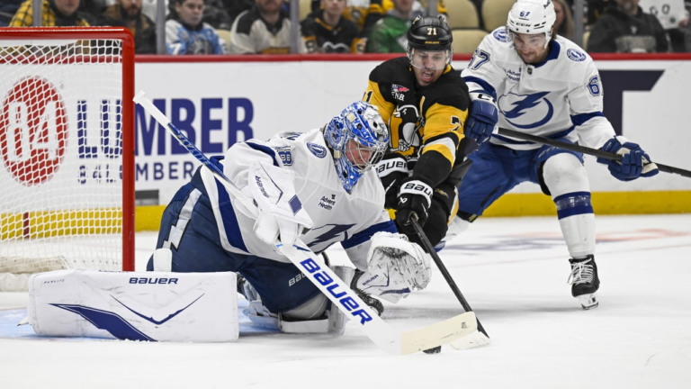 Lightning edge Penguins in shootout, tie franchise record with 11th straight win