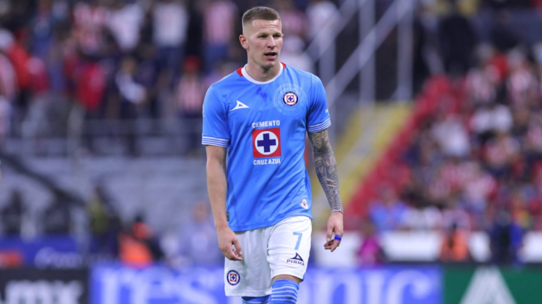 Mateusz Bogusz ya se empieza a probar el uniforme del Houston Dynamo