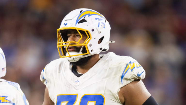 OL Trey Pipkins agrees to return to Chargers