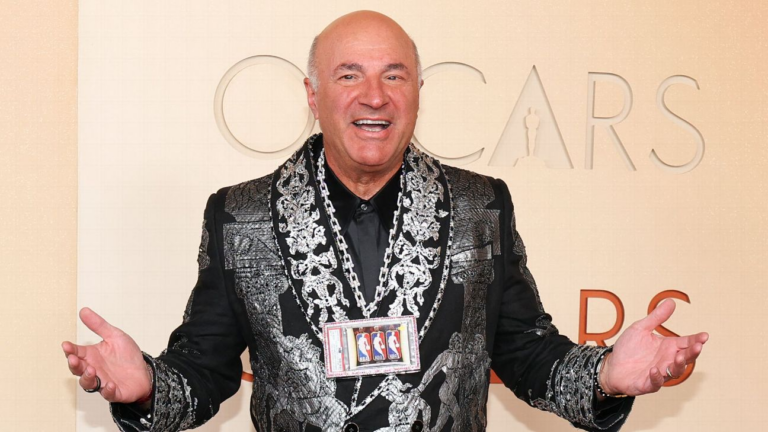 Kevin O’Leary wears card featuring Jordan, Kobe, LeBron at 98th Academy Awards