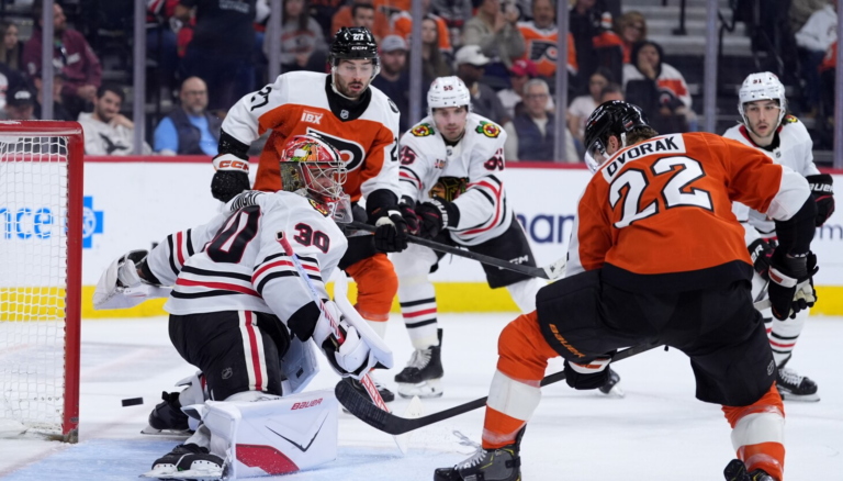 Blackhawks plagued by poor defensive decisions in loss to Flyers