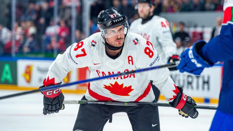 Sidney Crosby Compared to Tom Brady, LeBron James by Wayne Gretzky in Video, Talks Star’s NHL Future